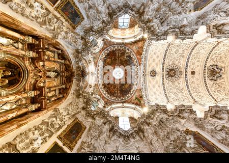 Granada, Spanien - 29. November 2021: Innere des Karthusianischen Klosters Kirche der Himmelfahrt unserer Frau (Monasterio de la Cartuja), Granada, Spanien. Stockfoto