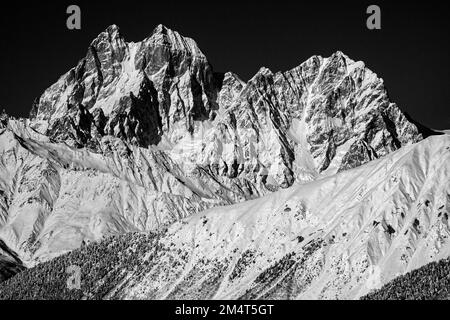 Der unglaubliche Berg Ushba ist mit Schnee in Schwarz und Weiß bedeckt, einer der bemerkenswertesten Gipfel des Kaukasus, der sich in der Region Svaneti von Geo befindet Stockfoto