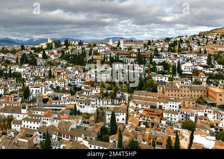 Panorama der Bezirk El Albayzin in Granada, Andalusien, Spanien, Torre del Cubo in der Festung Alacazaba abgebildet. Stockfoto