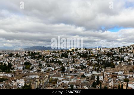 Panorama der Bezirk El Albayzin in Granada, Andalusien, Spanien, Torre del Cubo in der Festung Alacazaba abgebildet. Stockfoto