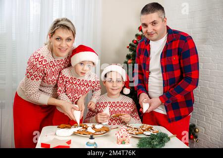 Familiendekoration frisch gebackener Lebkekse mit Sahnehäubchen Stockfoto