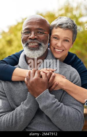 So sieht wahre Liebe aus. Gekürztes Porträt eines liebevollen Seniorenpaares, das eine schöne Zeit im Park genießt. Stockfoto