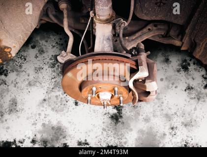 Rostige PKW-Bremsscheiben ohne Räder, Reparatur der Bremsanlage in der Reparaturwerkstatt, Wartungsservice-Konzept für Kraftfahrzeuge Stockfoto