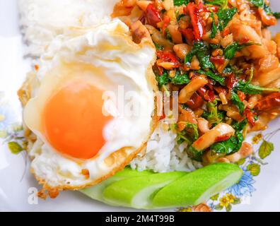 Nahaufnahme von gebratenem Basilikum mit Hühnchen und gebratenem Ei, Non Studio Street Food Fotografie Konzept Stockfoto