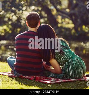 Ihr erstes Date war im Park. Rückblick auf ein liebevolles junges Paar, das ein romantisches Picknick im Park macht. Stockfoto