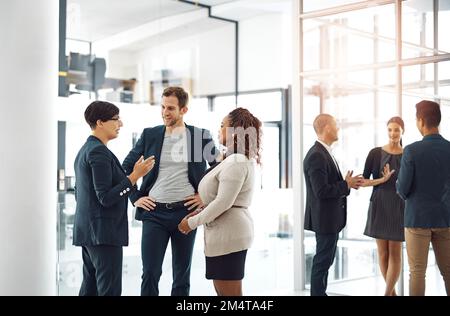 Sprechen wir über das Geschäft und darüber, wie wir uns verbessern können. Geschäftsleute, die sich im Büro unterhalten. Stockfoto