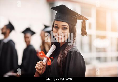 Ihre Zukunft muss sie erobern. Porträt einer Studentin am Universitätstag. Stockfoto