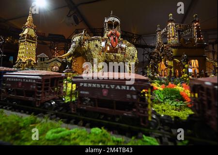 New York, USA. 22. Dezember 2022. Ein Modellzug fährt an einer Nachbildung des Elephant Colossus vorbei, eine Touristenattraktion auf Coney Island (1885-1896) auf der 31. Jährlichen Holiday Train Show im New York Botanical Garden im Bronx Borough of New York City, NY, 22. Dezember 2022. Die Modellzüge fahren durch Ausstellungen von New York City Wahrzeichen, die aus natürlichen Materialien wie Zweigen, Rinde, Blättern und Samen bestehen. (Foto: Anthony Behar/Sipa USA) Guthaben: SIPA USA/Alamy Live News Stockfoto