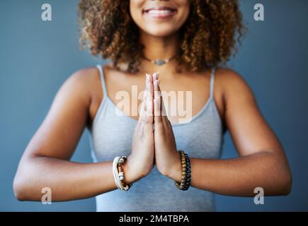 Üben Sie etwas, von dem Sie langfristig profitieren werden. Eine junge Frau, die allein Yoga praktiziert. Stockfoto