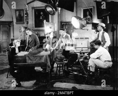 GRETA GARBO und GAVIN GORDON am Set, offen mit Director CLARENCE BROWN Cinematographer WILLIAM H. DANIELS und Assistant Director CHARLES DORIAN während der Dreharbeiten von ROMANZE 1930 Regisseur CLARENCE BROWN, Edward Sheldon Art Direction, Cedric Gibbons, Kleider, Gilbert Adrian, Musik William Axt Metro Goldwyn Mayer Stockfoto