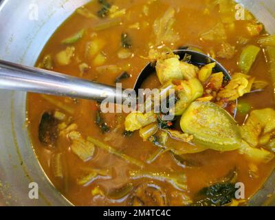 Kaeng Som im südthailändischen Stil. Ein würziges und sauriges Curryessen in einer Schüssel. Traditionelle Küche in Phuket, Thailand. Stockfoto