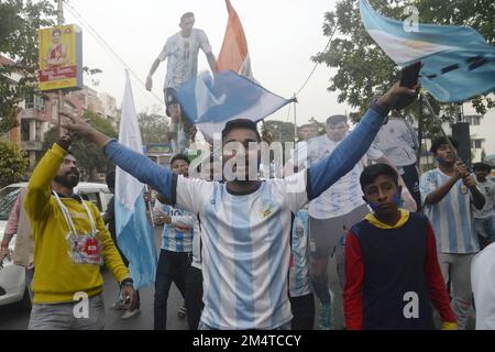 Kalkutta, Indien. 22. Dezember 2022. Argentinischer Fan Hold hat den argentinischen Fußballspieler während einer Siegesprozession zur Feier des argentinischen Sieges bei der FIFA-Weltmeisterschaft Katar 2022 rausgeschnitten. Am 22. Dezember 2022 in Kalkutta, Indien. (Kreditbild: © Saikat Paul/Eyepix via ZUMA Press Wire) Kredit: ZUMA Press, Inc./Alamy Live News Stockfoto