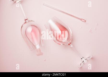 Zwei Gläser Roséwein auf rosa Hintergrund, Draufsicht. Stockfoto
