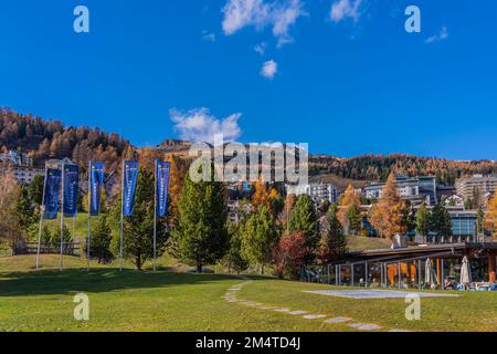 SANKT MORITZ, SCHWEIZ - 28,2022. OKTOBER: Stadtblick von St. Moritz im Herbst, Hintergrund der Berg Corviglia Stockfoto