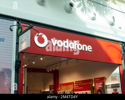 Funchal, Portugal - 23. Oktober 2021: Vodafone-Ladenschild. Vodafone ist ein britisches multinationales Telekommunikationsunternehmen. Stockfoto