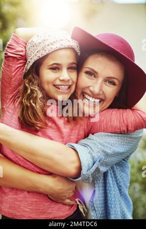 Wir genießen die sonnigen Tage. Eine glückliche Mutter und Tochter, die Zeit zusammen im Freien verbringen. Stockfoto