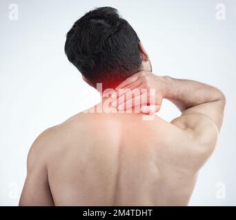 Mann, Hände oder Körper Nackenschmerzen und Leuchten auf Studiohintergrund bei Training, Training oder Training Stress, Spannung oder 3D Muskelkrisen. Abstrakte Verletzung Stockfoto