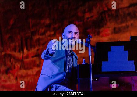 Castellana Grotte, Italien. 21. Dezember 2022. Giuliano Sangiorgi singt die „Sterne“ in der Caverna della Grave delle Grotte di Castellana, begleitet von Raffaele Casaranos Saxophon, für „Weihnachten in den Höhlen“ am 21. Dezember 2022. (Foto: Mimmo Lamacchia/NurPhoto) Guthaben: NurPhoto/Alamy Live News Stockfoto