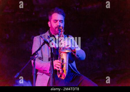 Castellana Grotte, Italien. 21. Dezember 2022. Giuliano Sangiorgi singt die „Sterne“ in der Caverna della Grave delle Grotte di Castellana, begleitet von Raffaele Casaranos Saxophon, für „Weihnachten in den Höhlen“ am 21. Dezember 2022. (Foto: Mimmo Lamacchia/NurPhoto) Guthaben: NurPhoto/Alamy Live News Stockfoto