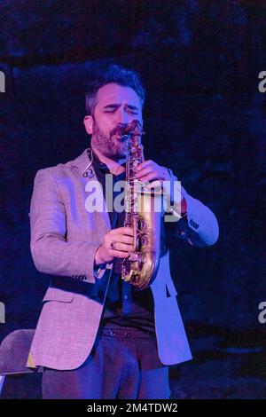 Castellana Grotte, Italien. 21. Dezember 2022. Giuliano Sangiorgi singt die „Sterne“ in der Caverna della Grave delle Grotte di Castellana, begleitet von Raffaele Casaranos Saxophon, für „Weihnachten in den Höhlen“ am 21. Dezember 2022. (Foto: Mimmo Lamacchia/NurPhoto) Guthaben: NurPhoto/Alamy Live News Stockfoto