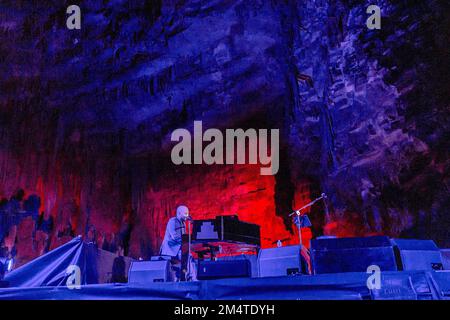 Castellana Grotte, Italien. 21. Dezember 2022. Giuliano Sangiorgi singt die „Sterne“ in der Caverna della Grave delle Grotte di Castellana, begleitet von Raffaele Casaranos Saxophon, für „Weihnachten in den Höhlen“ am 21. Dezember 2022. (Foto: Mimmo Lamacchia/NurPhoto) Guthaben: NurPhoto/Alamy Live News Stockfoto