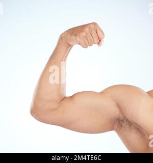 Bodybuilder, Bizepsmuskel und Nahaufnahme im Studio für Fitnessstudio, Wellness oder Fitness auf blauem Hintergrund. Modell, Wachstum oder Entwicklung für Flex, Strong oder Stockfoto