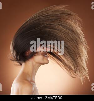 Schönheit, Haar und Salon mit Woman Flip für Shampoo, Gesundheit und Keratin Behandlung. Mode, Wind und Kosmetik mit Profil eines Mädchenmodells für sich selbst. Stockfoto