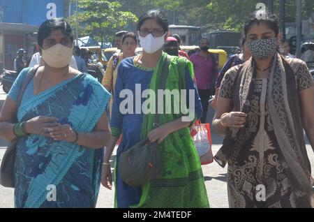 (221223) -- BANGALORE, 23. Dezember 2022 (Xinhua) -- Menschen, die Schutzmasken tragen, um die Ausbreitung der neuen Variante von COVID-19 zu verhindern, werden in einer Straße in Bangalore, Indien, am 22. Dezember 2022 gesehen. (Str/Xinhua) Stockfoto