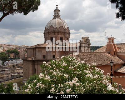 Die römisch-katholische Kirche Santi Luca e Martina unter bewölktem Himmel in Rom, Italien Stockfoto