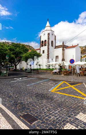 Die Gemeindekirche Santa Cruz von Sao Salvador an einem sonnigen Tag in Madeira, Portugal Stockfoto