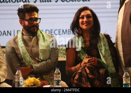 Indischer Filmregisseur und KIFF-Vorsitzender Raj Chakraborty und Schauspielerin Rituparna Sengupta beim Internationalen Filmfestival von Kolkata 28. Das internationale Filmfestival von kolkata 28. in kalkutta (Foto: Dipa Chakraborty) Stockfoto