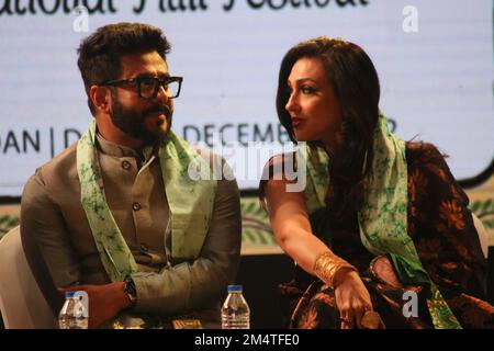 Indischer Filmregisseur und KIFF-Vorsitzender Raj Chakraborty und Schauspielerin Rituparna Sengupta auf dem Kolkata International Film Festival 28. in Kalkutta. (Foto: Dipa Chakraborty) Stockfoto