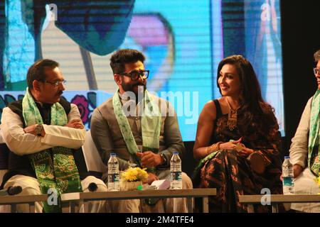 Indischer Filmregisseur und KIFF-Vorsitzender Raj Chakraborty und Schauspielerin Rituparna Sengupta auf dem Kolkata International Film Festival 28. in Kalkutta. (Foto: Dipa Chakraborty) Stockfoto