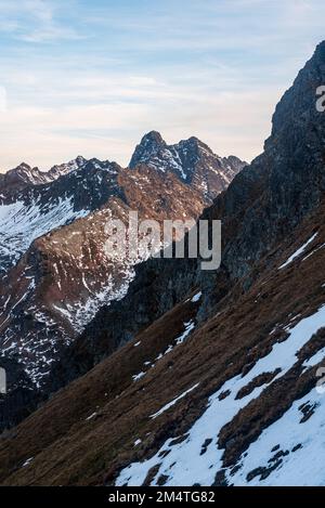 Cubrina, Cubrinka, Rysy, Niznie Rysy und Szpiglasowy Wierch Berggipfel vom Hladke Sedlo Bergpass im Herbst High Tatras Gebirge Stockfoto