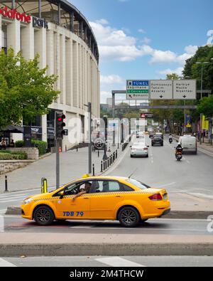 Istanbul, Türkei - 31. August 2022: Besiktas Bezirk: Kadirgalar Street oder Kadirgalar Caddesi, mit Vodafone Park auf der linken Seite Stockfoto