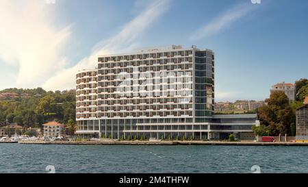 Außenansicht des modernen architektonischen Designgebäudes des fünf-Sterne-Hotels Grand Tarabya, passend an der Bosporus-Straße, im Stadtteil Sariyer, an einem Sommertag, Istanbul, Türkei Stockfoto