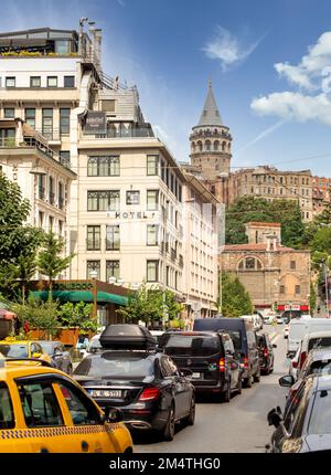 Istanbul, Türkei - 31. August 2022: Stau in der Maliye Street oder Maliye Caddesi, Viertel Karakoy, Beyoglu District, mit Galata Tower am anderen Ende Stockfoto