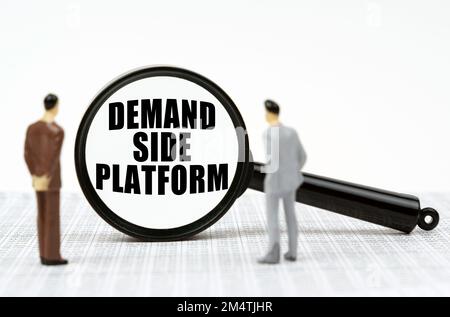 Geschäfts- und Finanzkonzept. Unter den Finanzberichten und Diagrammen befindet sich ein Vermerk mit dem Text - DEMAND SIDE PLATFORM Stockfoto