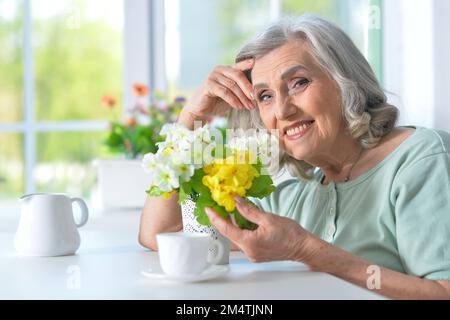 Schöne ältere Frau Stockfoto