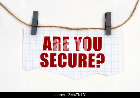 Business- und Gesundheitskonzept. Ein Blatt Papier mit der Aufschrift ist mit Wäscheklammern am Seil befestigt – SIND SIE SICHER Stockfoto