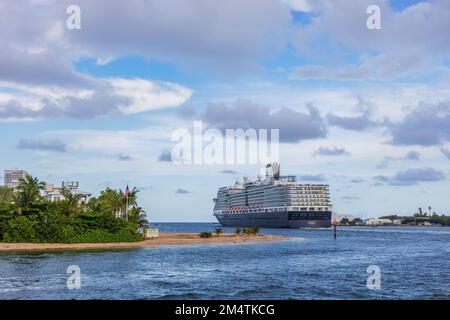 Fort Lauderdale, Florida, USA - 30 2022. November: Das Kreuzfahrtschiff verlässt den Hafen von Fort Lauderdale und geht auf den offenen Ozean über. Stockfoto