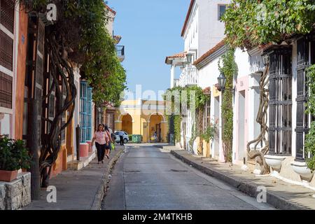 Ein regelmäßiges Filmmaterial einer Straße in Cartagena mit wunderschönen Häusern, dekoriert mit Pflanzen und Flaggen Stockfoto