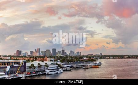 Fort Lauderdale, Florida, USA - November 30 2022: Blick auf die Skyline der Innenstadt von der 17. Street Bridge bei Sonnenuntergang. Stockfoto