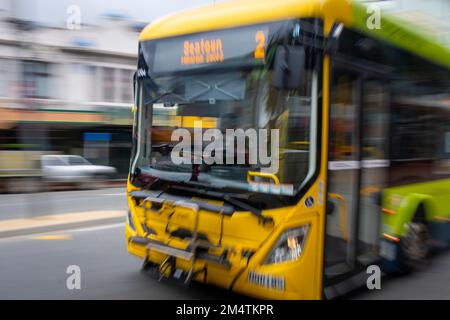 Der Bus fährt schnell durch die Stadt, Wellington, North Island, Neuseeland Stockfoto