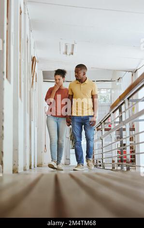 Schwarzes Paar, Hausinspektion oder Renovierungsprojekt in der zukünftigen Entwicklung, Familienhaus oder Vision. Pärchen, Hauswechsel oder heimwerker für altes Gebäude Stockfoto