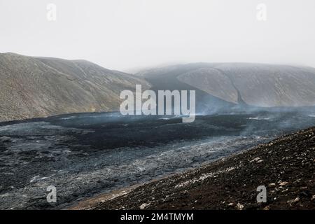 Heiße Lavafelsen kühlen noch immer ab, nachdem der Meradalir-Ausbruch 2022 in Island stattgefunden hat Stockfoto