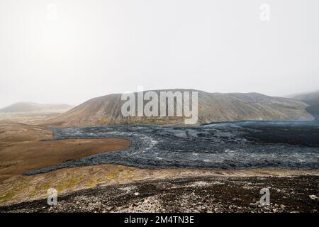 Schwarze vulkanische Lavafelsen im Tal kühlen immer noch in der Nähe des Vulkans Geldingadalir ab Stockfoto