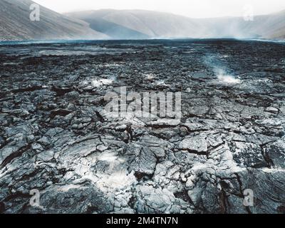 Lavafelsen kühlen sich immer noch in der Nähe des aktiven Vulkans Geldingadalir ab, von Fagradalsfjall Eruption 2021and Meradalir Eruption 2022 Stockfoto