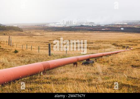 Warmwasser zum und vom geothermischen Kraftwerk in großen roten Rohren Stockfoto