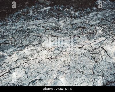 Von oben aus kann man die aschegraue, abgekühlte Lava vom Meradalir-Ausbruch in Island aus der Vogelperspektive sehen Stockfoto